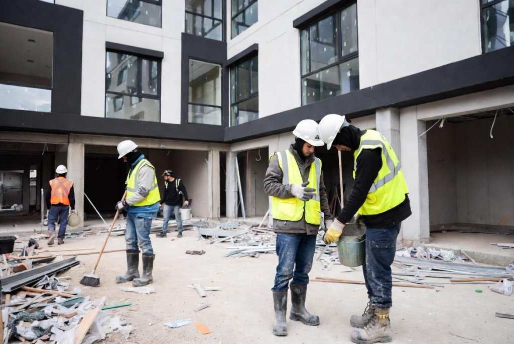 Et hold rydder op på en byggeplads
